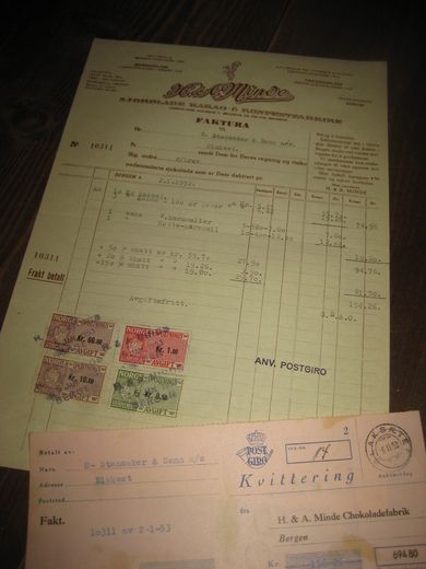 Minde SJOKOLADE - KAKAO & KONFEKTFABRIKK 2 1 1952 med kr 61 50 i stempelmerker