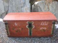 Pen rosemala kiste fra 1877 ca 93*46 cm stor 40 cm høg