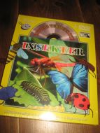 OPPDAG VERDENS DYR: INNSEKTER. . . Bok og DVD. 12 klistremerker, 6 farveblyanter, blyantspisser og fargebok. DVD undervisningsfilm. Meget bra tillaga. 