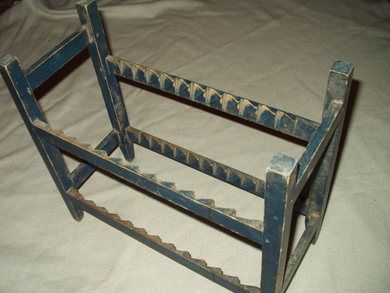 Tallerkenhylle i 2 nivå fra forige århundreskifte