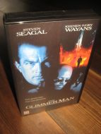 STEVEN SEAGAL: THE GLIMMER MAN 1996 87 MIN 18 ÅR