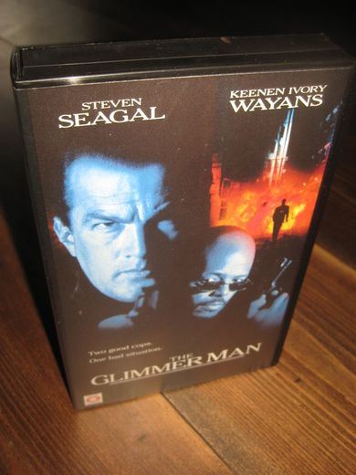 STEVEN SEAGAL: THE GLIMMER MAN 1996 87 MIN 18 ÅR