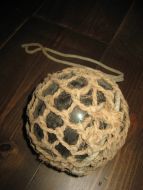 Pen og gammel kavlkule brukt ved garnfiske i gamle dager Lys grønn