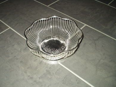 Pent stål fruktfat spiler i sidene ca 28 cm i diameter