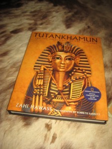 HAWASS: TUTANKHAMUND AND THE GOLDEN AGE OF THE PHARAOHS. 2005.