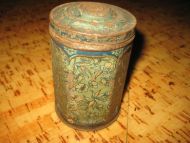 Gammel boks ca 5 5 cm i diameter 8 cm høg 30-40 tallet