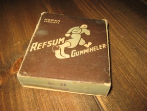 Eske med innhold, REFSUM GUMMIHELER, fra Refsums Gummivarefabrik, Drammen, 50 tallet.
