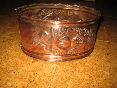 Oval blomsterpotte i kobber dekorert