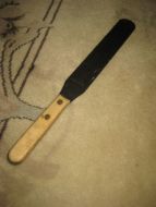 Rustfri stekespade med trehandtak, 50 tallet. Ca 30 cm lang.
