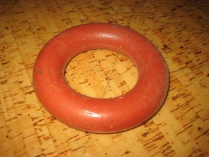 Ring brukt ved garnfiske i gamle dager, ca 14 cm i diameter. Pen til dekorasjon etc. 