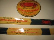 Etikett fra TORVANGER PRESERVING BREMANGER FINESTE STUET BREMANGER KRABBE Du får både til topp og etikett rundt boksen 70 tallet