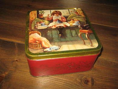 Pen kjeksboks i blikk fra 50-60 tallet ca 19 ' 19 cm stor 10 cm høg