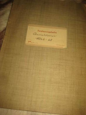 Bok med innlima utklipp fra aviser, egne anmeldelser av Eilif Armand. 1966-68.