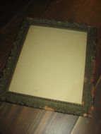 Gammel treramme med ornament, litt slitt, men pen i rett setting. Ca 25*30 cm stor.