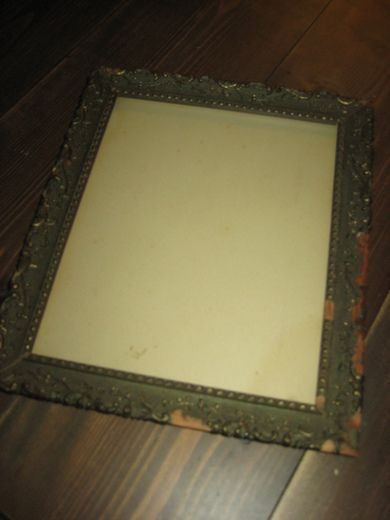 Gammel treramme med ornament, litt slitt, men pen i rett setting. Ca 25*30 cm stor.