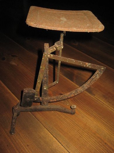 Gammel og velbrukt vekt brukt på skomakerverkstad i gamle dager 30-40 tallet