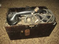 Tysk felttelefon fra 40 tallet mørk bakelitt kasse med lokk og sveiv