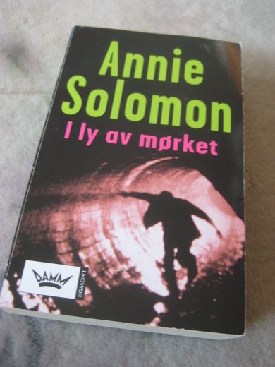 SALOMON ANNIE: I LY AV MØRKET 2006