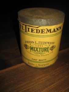 Eldre, tom tobakksboks fra Tiedemanns Tobaksfabrik,  LETT MIXTURE, FINT SNITT, 50-60 tallet. 