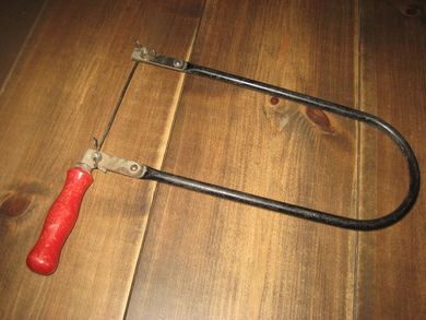Liten og eldre sag med trehantak Komplett med blad