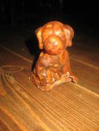 Gammel hund, ca 8 cm høg, 50 tallet