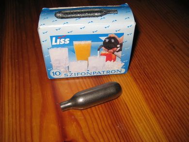 Eske med 10 stk patroner SZIFONPATRONEN 70-80 tallet