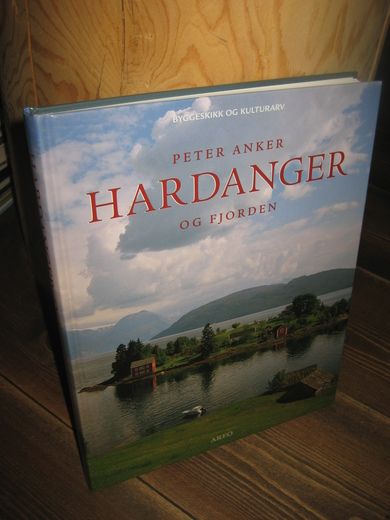 ANKER, PETER: HARDANGER OG FJORDEN. 2005.