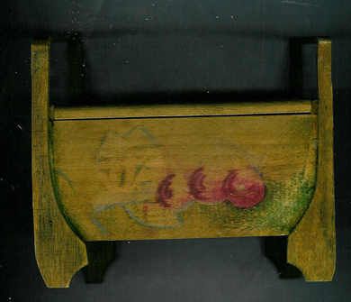 Trebenk med lokk datert 1934 13 cm lang