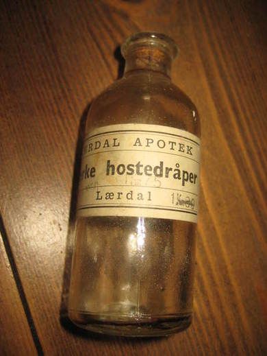 LÆRDAL APOTEK Sterke Hostedråper 1950