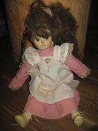 Pen porselensdokke fra 70-80 tallet ca 37cm høg