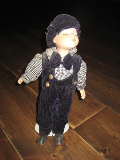 Porselensdokke til din samling ca 37 cm høg