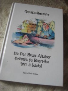 HARSTADHUMOR. Da Per  Brun Alsaker svømte te Bruvika førr å bade! 2010