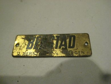 Lite messingskilt: BERSTAD BERGEN Ca 4 cm stort