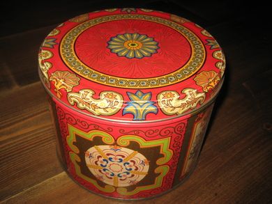 Pen boks til dine småkaker? Ca 18 cm i diameter 14 cm høg