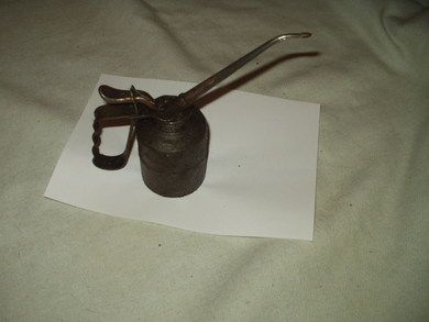 Gammel KABI oljekanne fra skomakerverksted på tidleg 1900