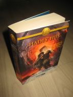 RIORDAN, RICK: HADE'S HUS. 2015.