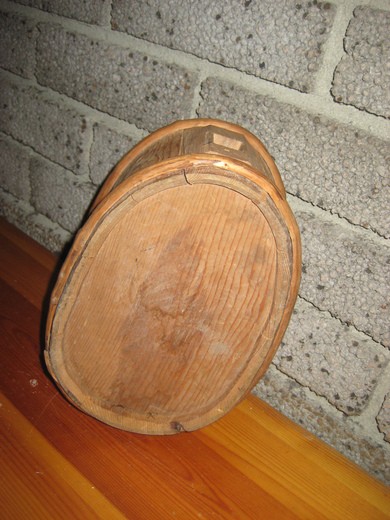 Gammel brennevinsbutt, tidleg 1900. Oval, ca 24 cm høg.