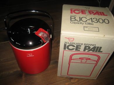 Strøken ubrukt beholder for isbitar rød med blankt metallokk produsert ved ZOJIRUSHI VACUUM BOTTLE CO LTD i Japan på 60-70 tallet