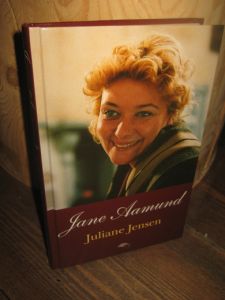 AAMUND, JANE: Julianne Jensen. Bok nr 2, 2003.