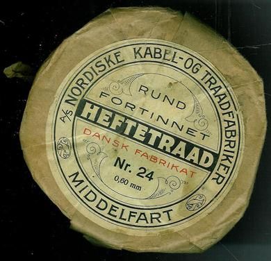 Pakke i uåpna stand med innhold HEFTETRAAD fra NORDISKE KABEL- OG TRAADFABRIKER Middelfart
