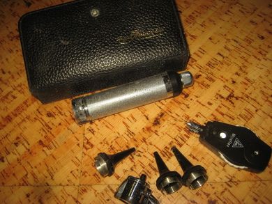 Mappe med innhold diverse dokterutstyr fra 50-60 tallet Andreas Ruuds Eftf