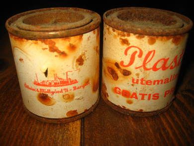 Gratis prøveboks fra Aaasheim & Midtgård Bergen 40 tallet Plastin utemaling Du ser boksen fra begge sider men det er berre en boks som blir solgt Boks nr 1