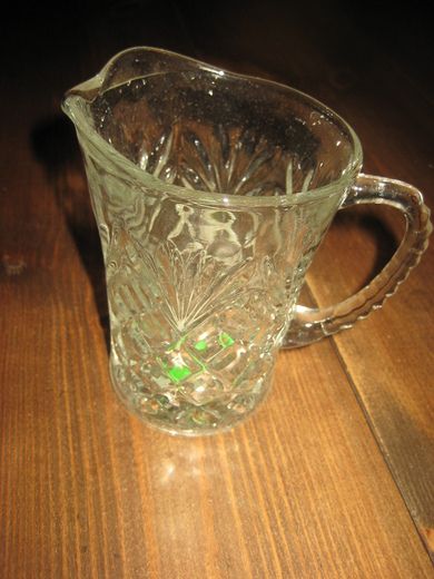 Krystall ?? vase, ca 12 cm høg, hel og pen. 