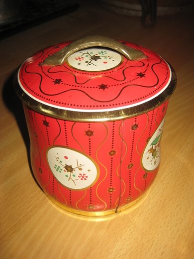 Pen engelsk kjeksboks til kjøkkenhylla? Ca 13 cm høg 12 cm i diameter 60 tallet