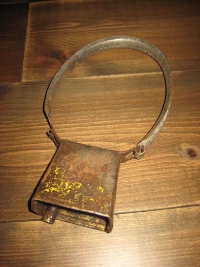 Ku- / sauebjelle med jernklave 40 tallet