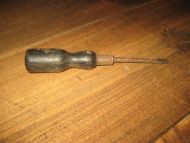 Gammelt skrujern med trehandtak fra avvikla skomakeri på Uvik 40-50 tallet