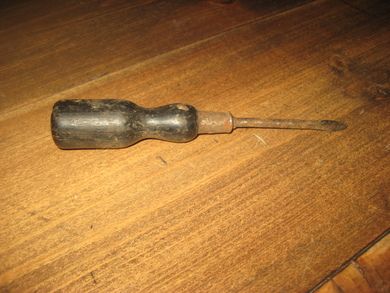 Gammelt skrujern med trehandtak fra avvikla skomakeri på Uvik 40-50 tallet