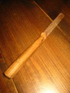 Gammel fil med trehandtak ca 25 cm lang