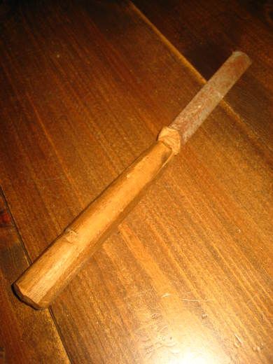 Gammel fil med trehandtak ca 25 cm lang