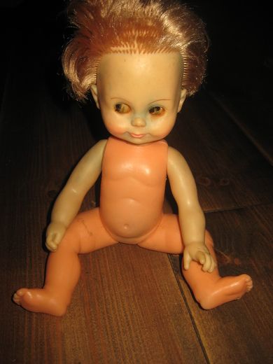 ARI 3323 dokke i hardplast 60-70 tallet Ca 31 cm høg